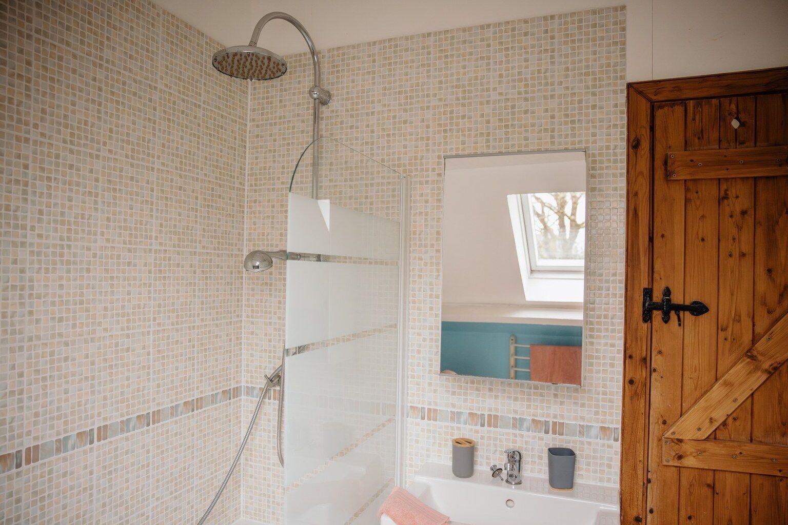 Sèche-cheveux, serviettes fournies, papier toilette