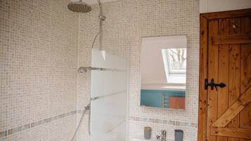 SĂšche-cheveux, serviettes fournies, papier toilette