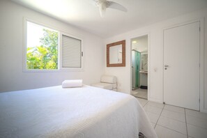 5 habitaciones, tabla de planchar con plancha y ropa de cama