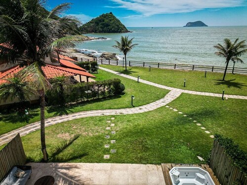 Bz77 Beachfront house with 4 suites!