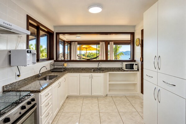 Kitchen or kitchenette - Bz20 Geribá with panoramic view! 6 bedrooms (Armação dos Búzios)
