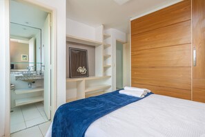 5 bedrooms, iron/ironing board, Internet, bed sheets