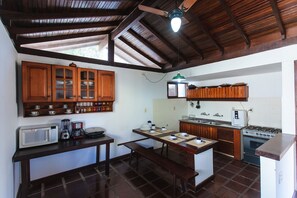 Geladeira, micro-ondas, fogão, cafeteira/chaleira