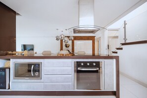 Fridge, microwave, oven, coffee/tea maker