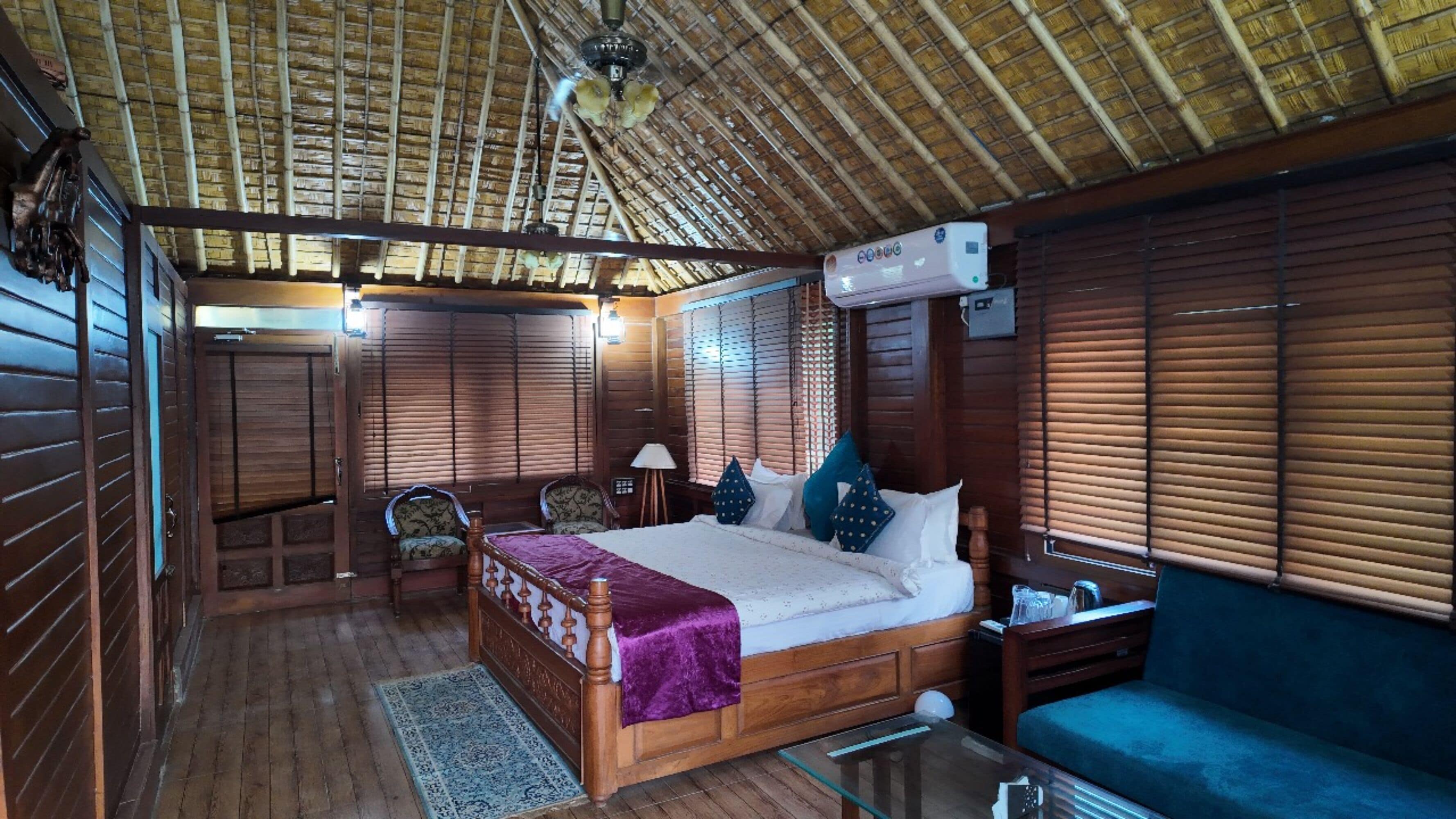 Pond Wooden Villa | Free WiFi