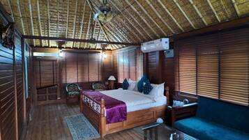 Pond Wooden Villa | Free WiFi