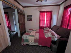 1 bedroom, WiFi, bed sheets - Squaw Valley Motel Room #1 (Yokuts Valley)