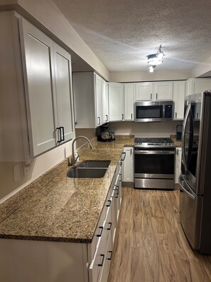 Een koelkast, een microgolfoven, een oven, een kookplaat