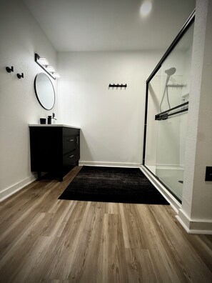 Suihku, hiustenkuivaaja, pyyhkeet, saippua