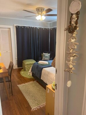 1 bedroom, bed sheets - 1BR Coastal Escape: Steps from Pleasure Pier (Galveston)