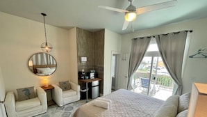 Free WiFi, bed sheets - Shore Thing: Pool Access (Galveston)