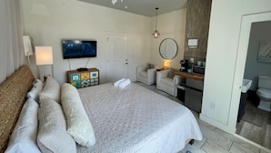 Free WiFi, bed sheets - Shore Thing: Pool Access (Galveston)
