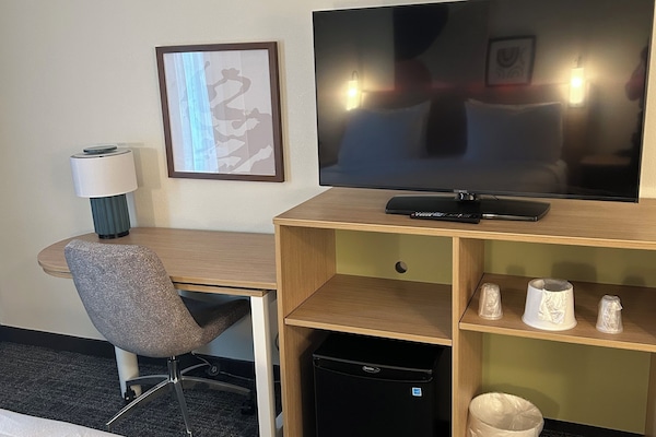 1 habitación, escritorio y espacio para trabajar con laptop