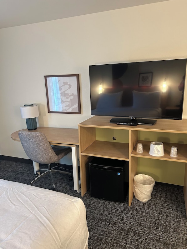 1 slaapkamer, een bureau, een laptopwerkplek, gratis wifi