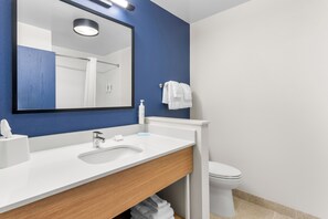 Kombinasi shower/bathtub dan perlengkapan mandi gratis