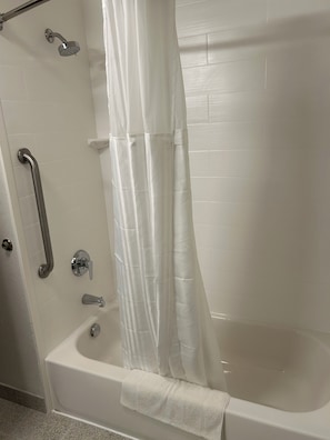 Combined shower/tub, free toiletries, hair dryer, towels