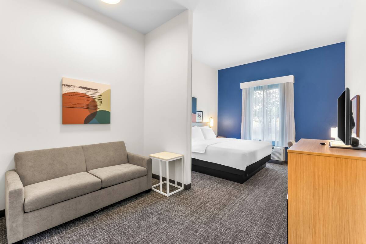 Desk, laptop workspace, free WiFi, bed sheets