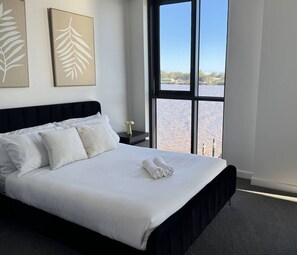 2 عدّة غرف نوم ومكواة/لوح كي وواي فاي وملاءات أسرّة