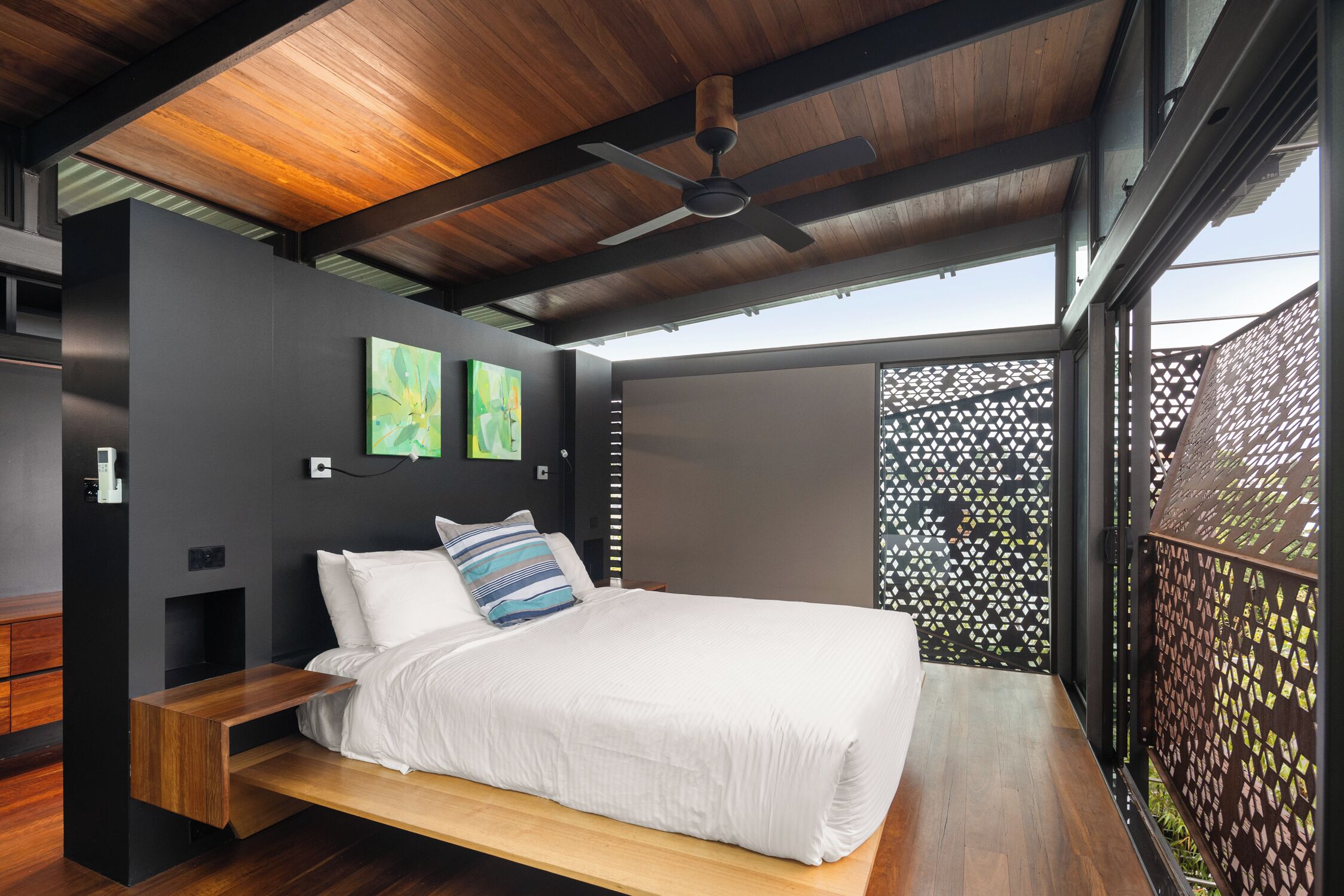 4 bedrooms, iron/ironing board, Internet, bed sheets