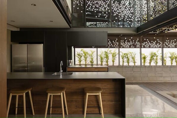 Fridge, microwave, oven, stovetop - Inner City Haven Enviro-Luxury - with free Parking (Spring Hill)