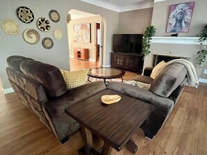 Smart-TV, DVD-Player, Tischfußball, Bücher