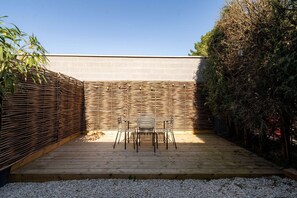 Outdoor dining - OIQIA • Air Nomad • Vancouver (Valenciennes)