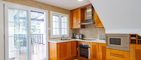 冷蔵庫、電子レンジ、オーブン、食器洗い機