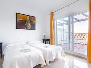 2 bedrooms, iron/ironing board, free WiFi, bed sheets - Cubo's Duplex Caffarena Golf & Optional Parking / golf / air conditioning / communal pool / free wifi (Alhaurin de la Torre)
