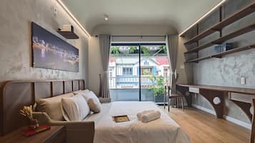 4 bedrooms, desk, WiFi