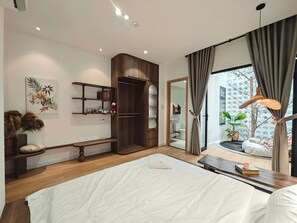 4 bedrooms, desk, WiFi