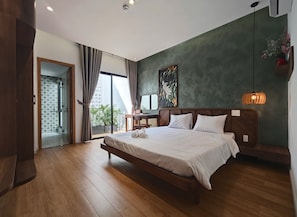 4 bedrooms, desk, WiFi