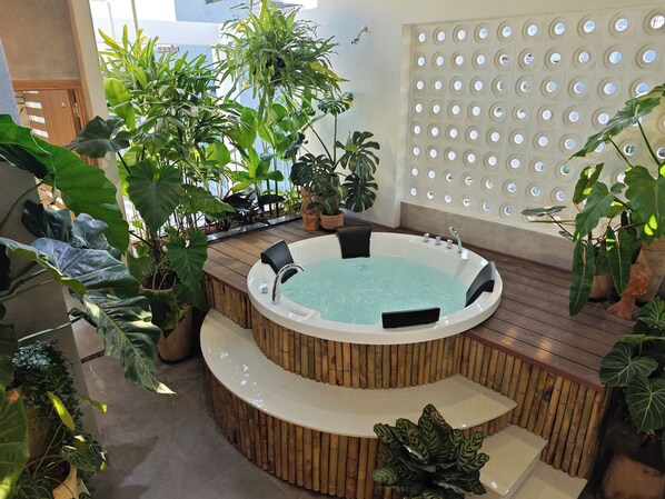 Indoor spa tub
