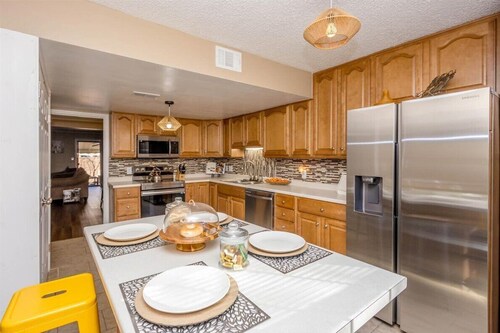 3-bedroom condo in welcoming Augusta. 2.6 Miles from Master's Golf Tournament.