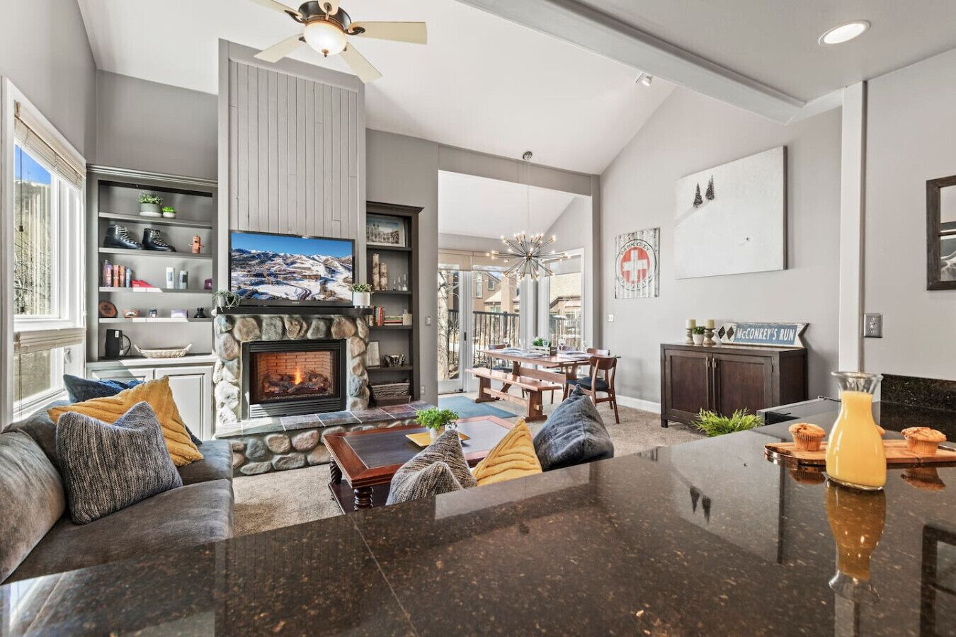 Smart TV, fireplace, ping pong