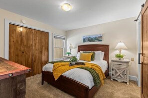 3 bedrooms, travel cot, free WiFi, bed sheets