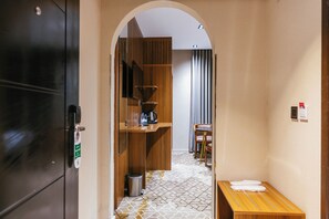 Economy driepersoonskamer | Badkamer | Een aparte badkuip en douche, een haardroger, handdoeken, zeep