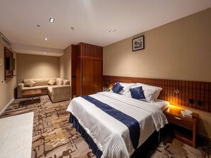 Deluxe suite, uitzicht op de stad | 1 slaapkamer, een kluis op de kamer, een strijkplank/strijkijzer