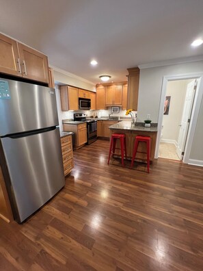 Refrigerador, microondas, horno y parrilla de estufa 