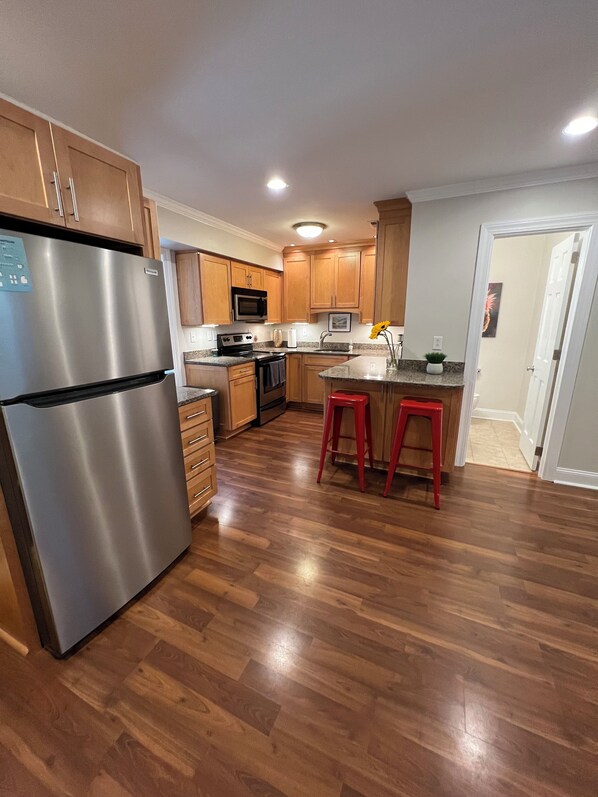 Réfrigérateur, micro-ondes, four, plaque de cuisson