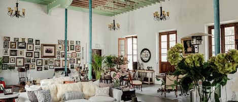 Coin salon dans le hall