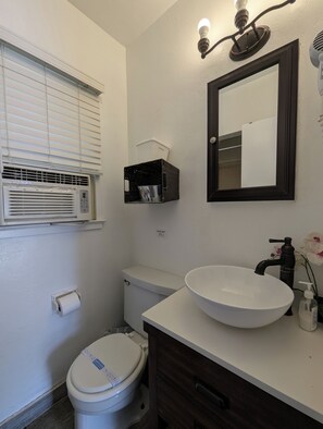 Douche, sèche-cheveux, serviettes fournies, savon