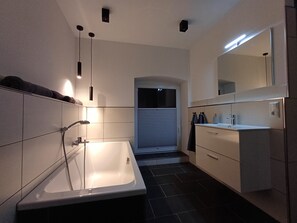 Dusche, Haartrockner, Handtücher, Seife