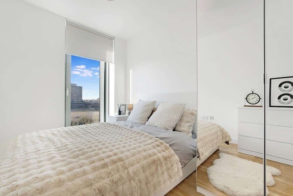 2 bedrooms, soundproofing, Internet, bed sheets