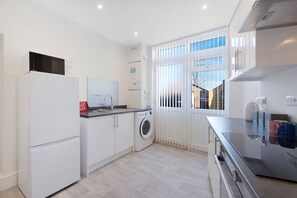 Kühlschrank, Mikrowelle, Ofen, Herdplatte