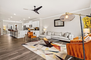 Smart TV - Charming 3-bed and 3 private baths, 5 mins to the airport, 25  min Buckhead. (Hapeville)
