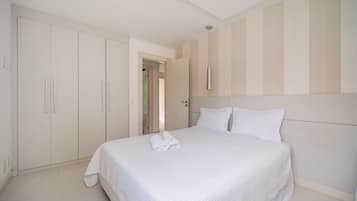 Deluxe House, 6 Bedrooms, Private Pool | Blackout drapes, iron/ironing board, WiFi (free), individually decorated
