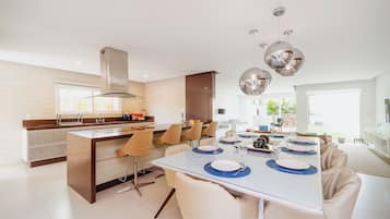 Deluxe House, 6 Bedrooms, Private Pool | Dining