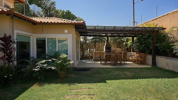 Deluxe House, 6 Bedrooms, Private Pool | Outdoor dining