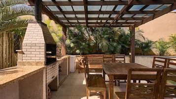 Deluxe House, 6 Bedrooms, Private Pool | Outdoor dining