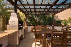 Casa luxo, 6 quartos, piscina particular | Opções para refeição ao ar livre